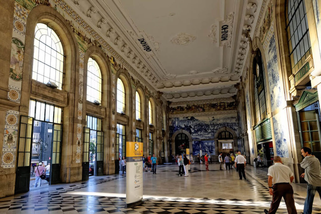 intérieure gare sao bento - destination porto