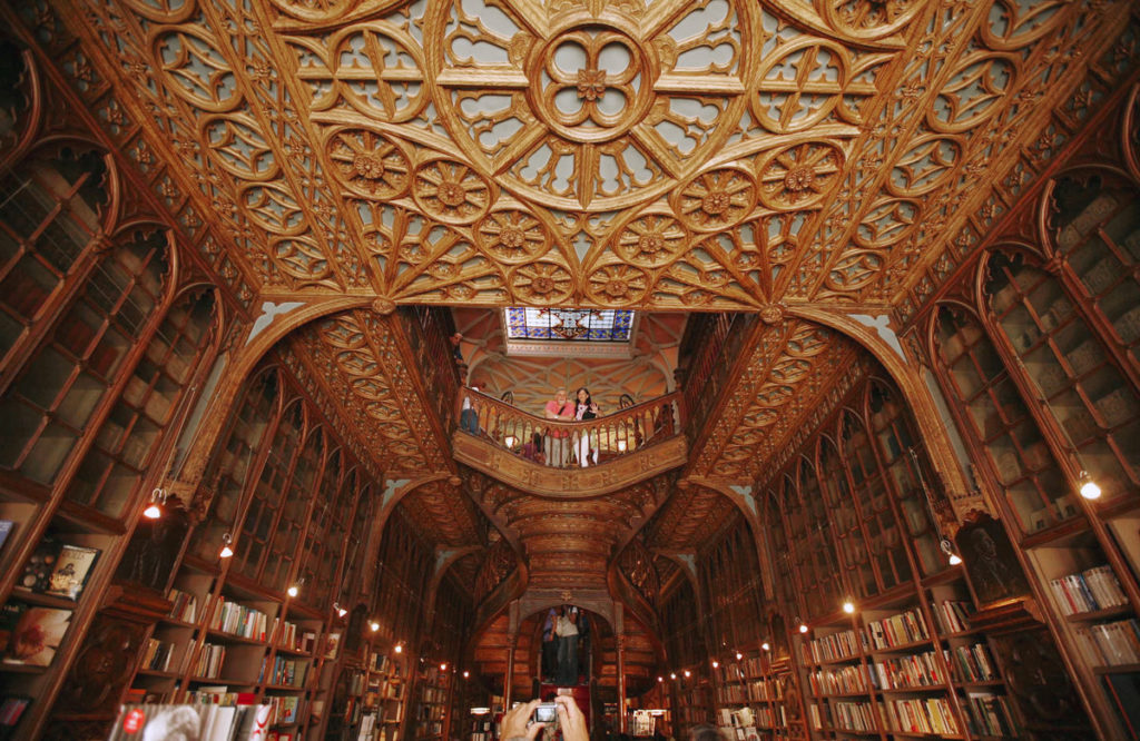 interieure librairie lello - destination porto