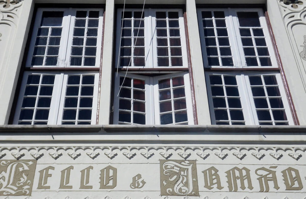 façade librairie lello - destination porto